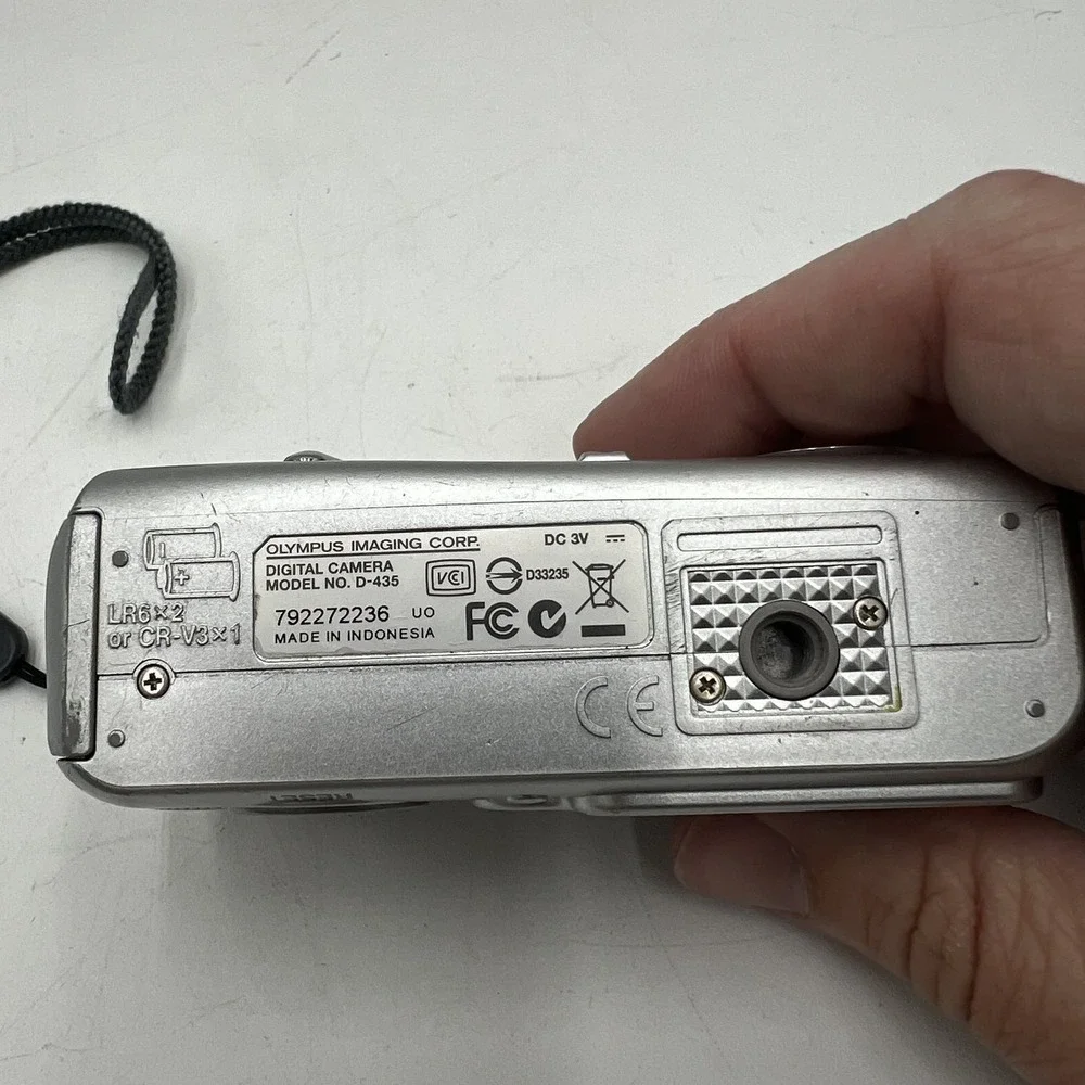 Vintage Olympus Camedia D-435 Digital Camera 5.1 MP 4x Zoom Silver Compact Parts